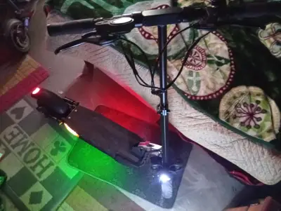 Scooter eléctrico con luces LED - miniatura 1