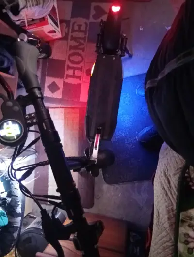 Scooter eléctrico con luces LED - miniatura 2