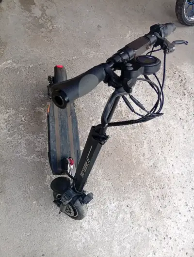Scooter eléctrico con luces LED - miniatura 3