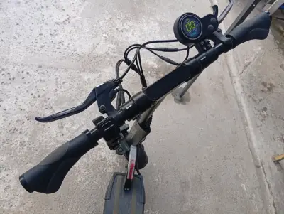 Scooter eléctrico con luces LED - miniatura 4