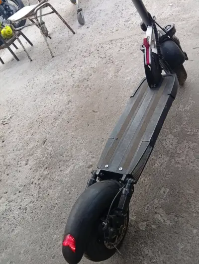 Scooter eléctrico con luces LED - miniatura 5