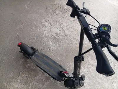 Scooter eléctrico con luces LED - miniatura 6