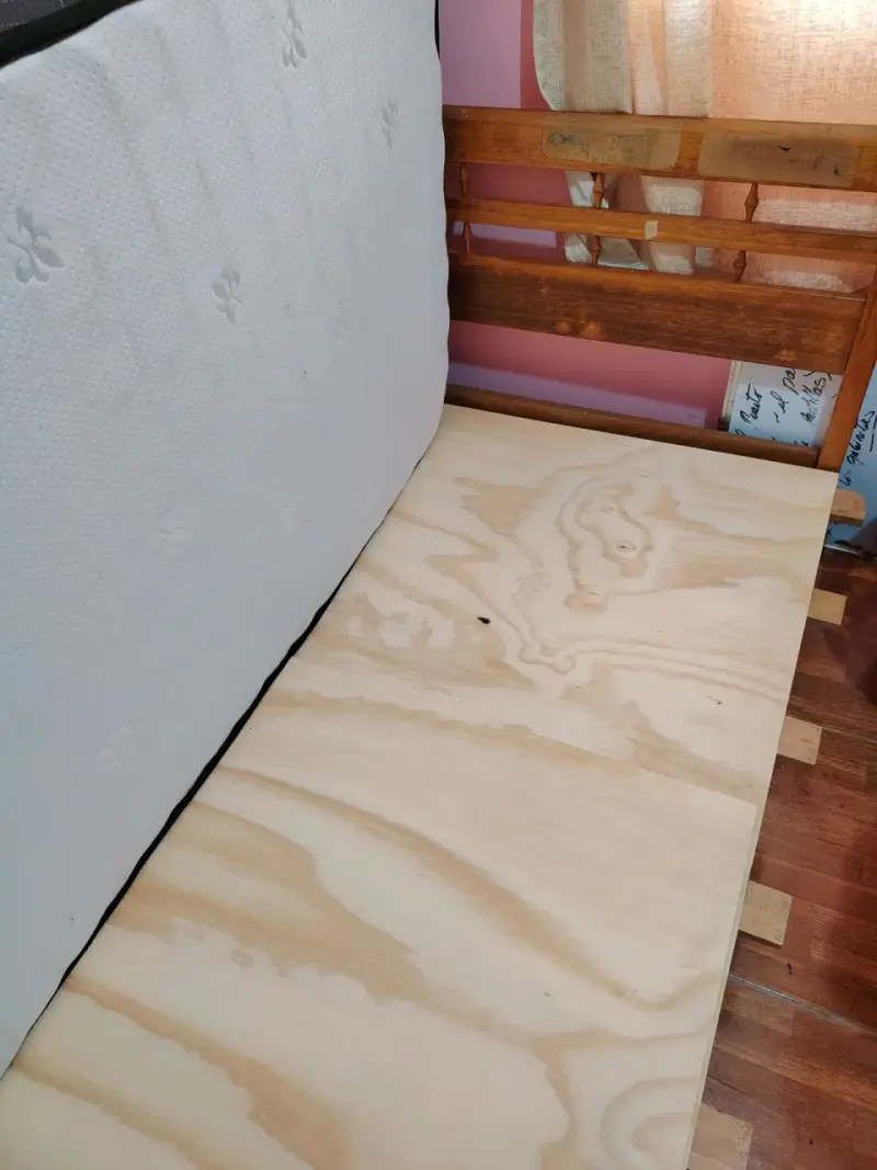 Colchón y cama tamaño mediano usado - 3