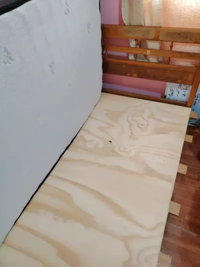 Colchón y cama tamaño mediano usado - miniatura 3