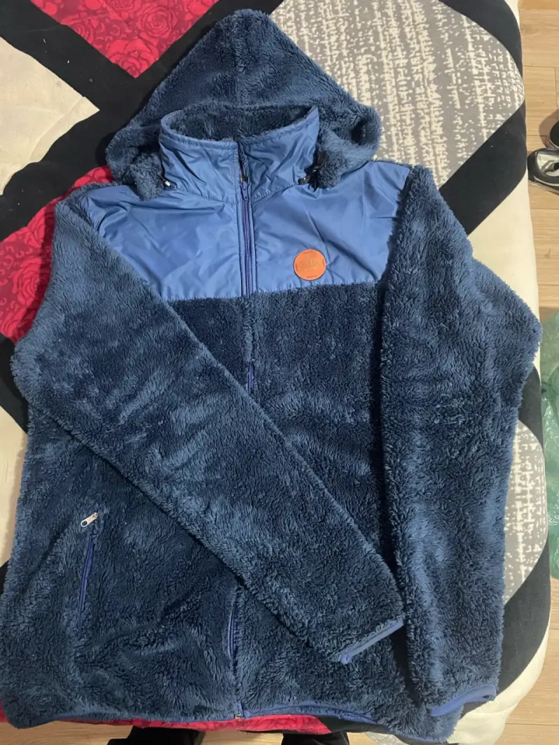 Chaqueta polar sherpa azul con capucha