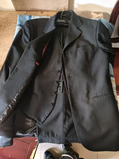 Traje formal negro con chaleco - miniatura 1