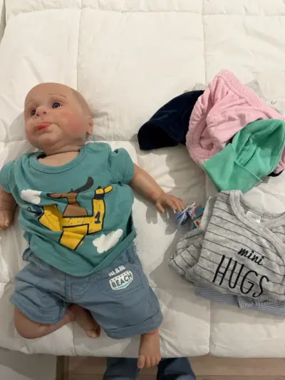 Muñeco bebé con ropa - miniatura 1