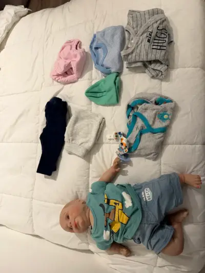 Muñeco bebé con ropa - miniatura 2