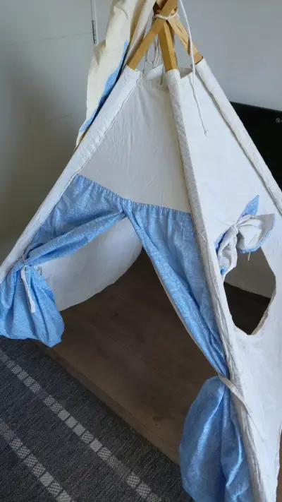 Tienda tipi infantil blanca y azul - miniatura 1