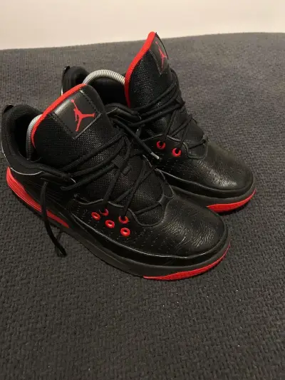Zapatillas negras con detalles rojos - miniatura 1
