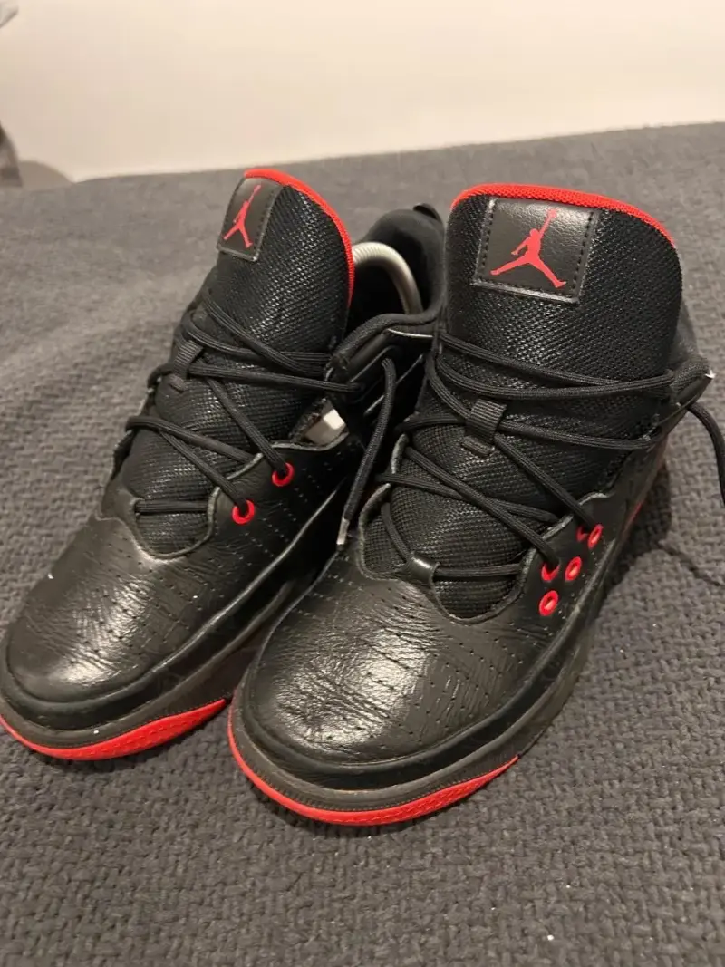 Zapatillas negras con detalles rojos - 2