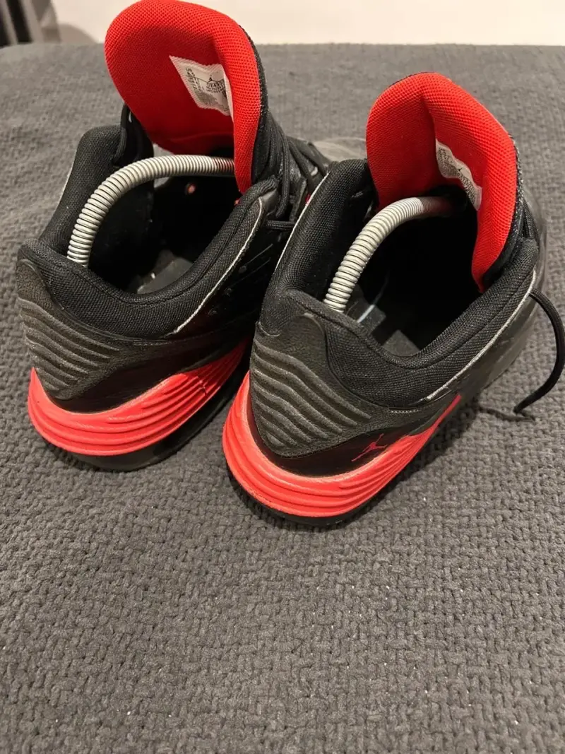Zapatillas negras con detalles rojos - 3
