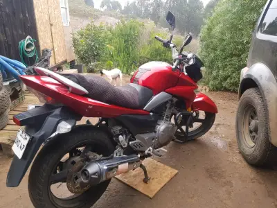 Moto roja deportiva usada - miniatura 1