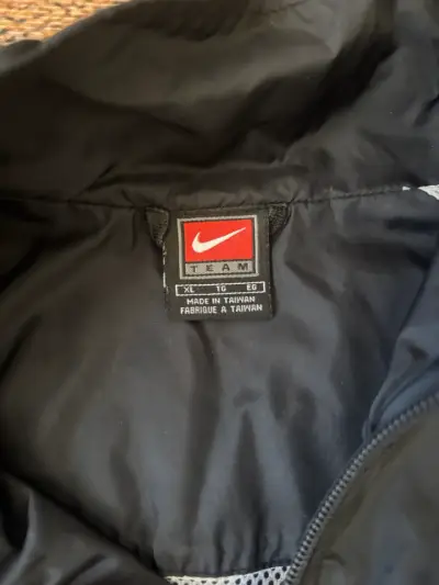 Chaqueta deportiva negra Nike - miniatura 2