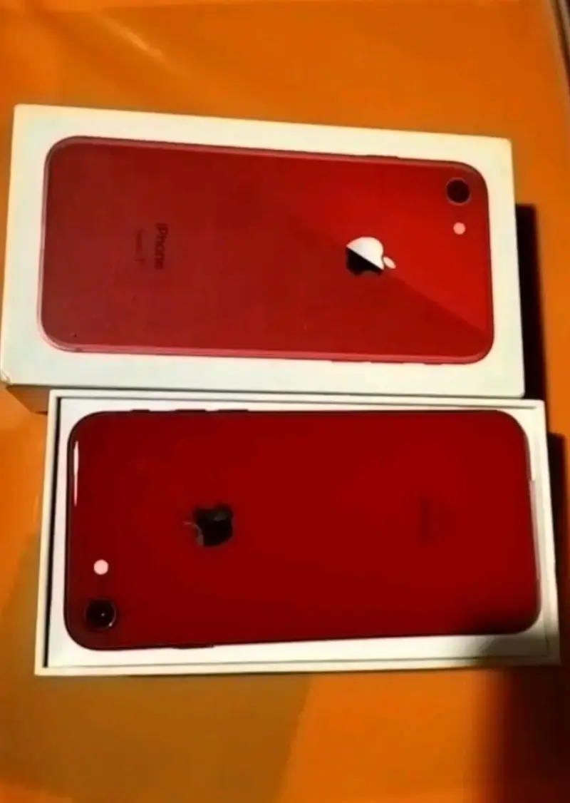 iPhone rojo en caja original - 2