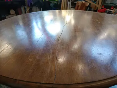 Mesa redonda de madera con grieta - miniatura 1