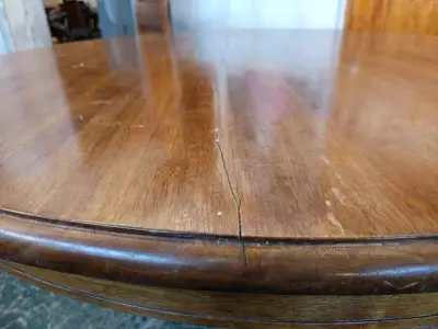 Mesa redonda de madera con grieta - miniatura 3