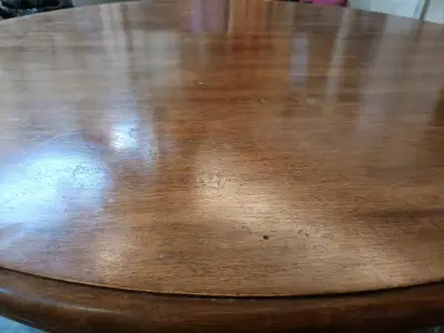 Mesa redonda de madera con grieta - miniatura 4