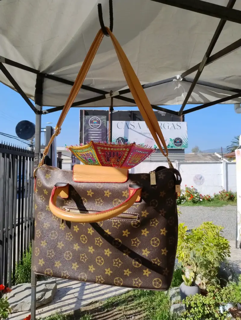Bolso de mano marrón con diseño - 2