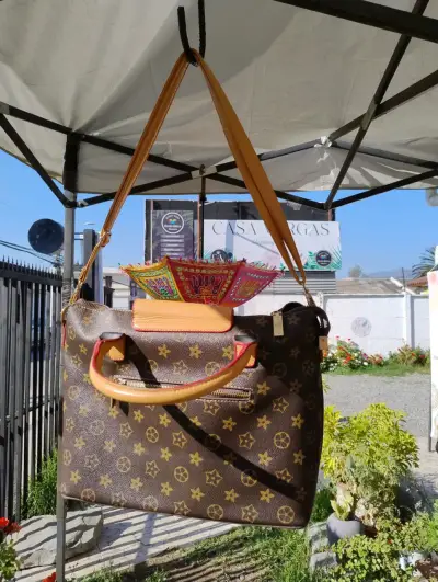 Bolso de mano marrón con diseño - miniatura 2