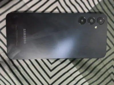 Teléfono Samsung negro triple cámara - miniatura 1