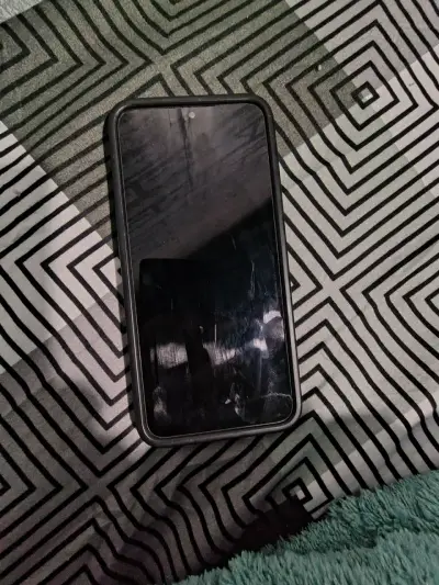 Teléfono Samsung negro triple cámara - miniatura 2