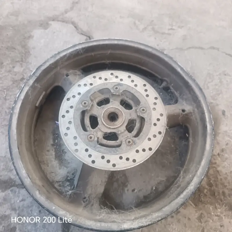 Rueda de motocicleta usada - 1