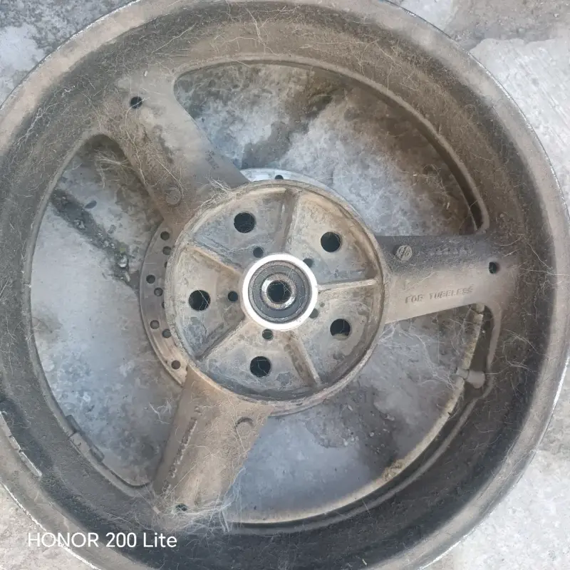 Rueda de motocicleta usada - 2