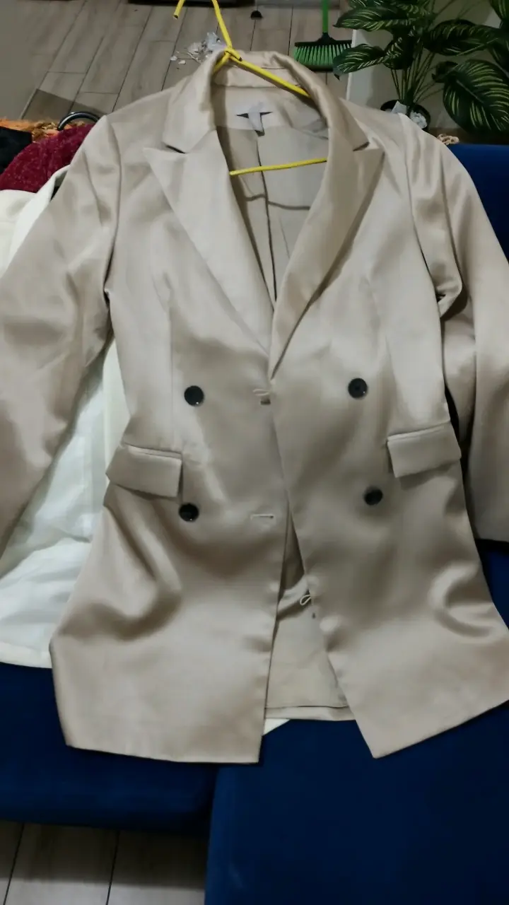 Blazer beige elegante para mujer