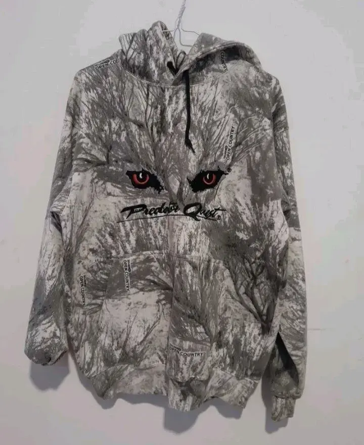 Polerón con capucha gris estampado - 1
