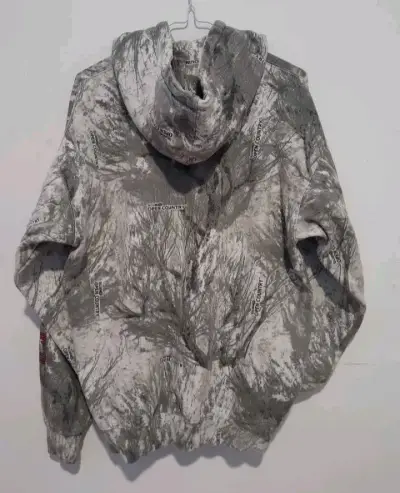 Polerón con capucha gris estampado - miniatura 2