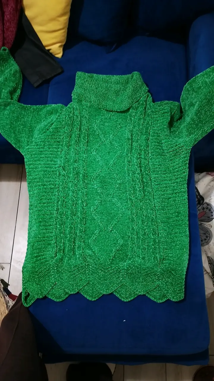 Suéter verde de lana gruesa