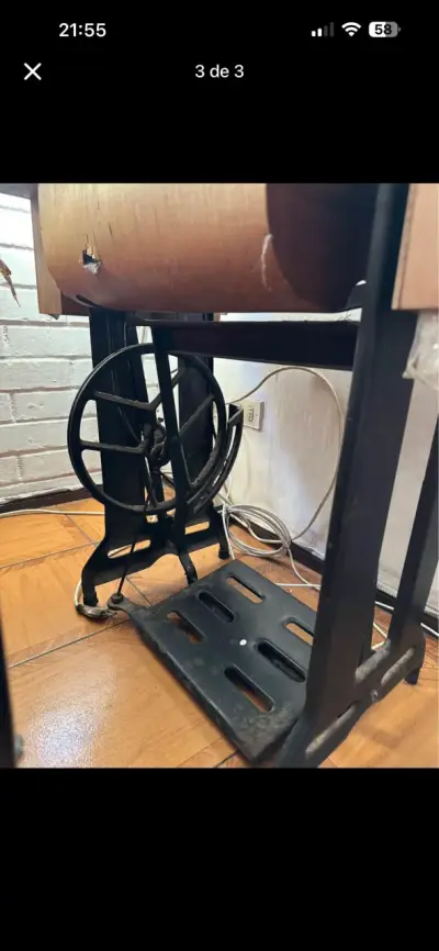 Máquina de coser antigua - miniatura 3