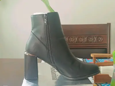 Botín negro con tacón metálico - miniatura 1