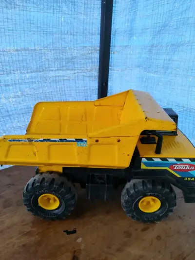 Camión de juguete Tonka amarillo - miniatura 1