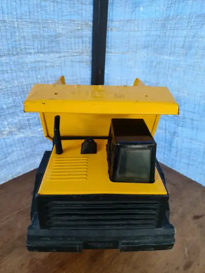 Camión de juguete Tonka amarillo - miniatura 2