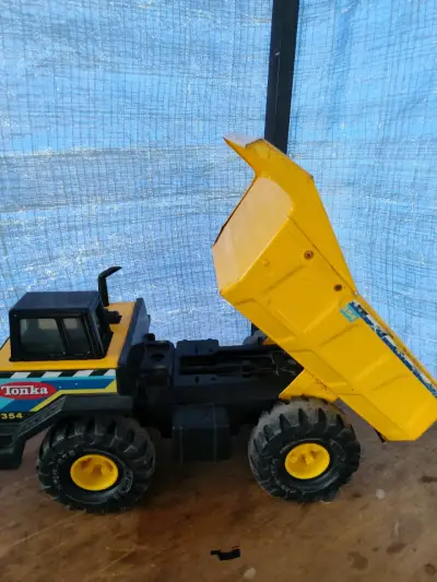 Camión de juguete Tonka amarillo - miniatura 3