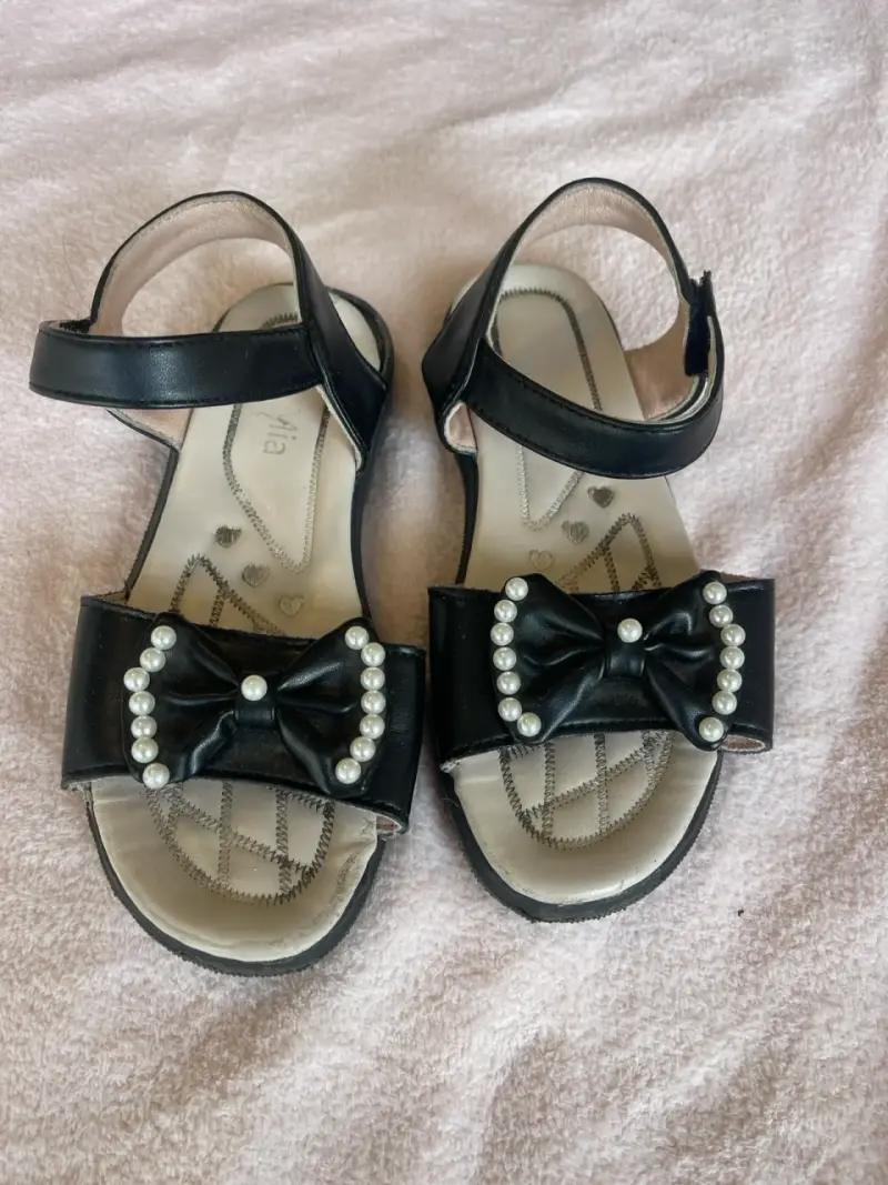 Sandalias negras con perlas niñas