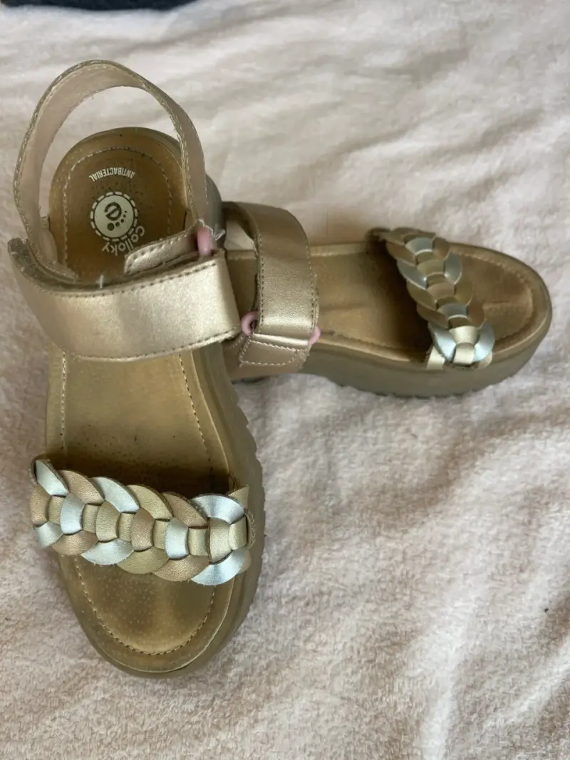 Sandalias doradas de cuero ecológico