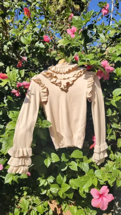 Sweater beige con volantes - miniatura 1
