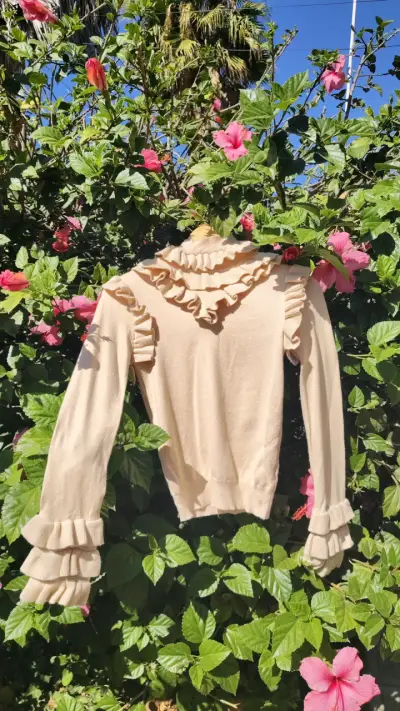Sweater beige con volantes - miniatura 2