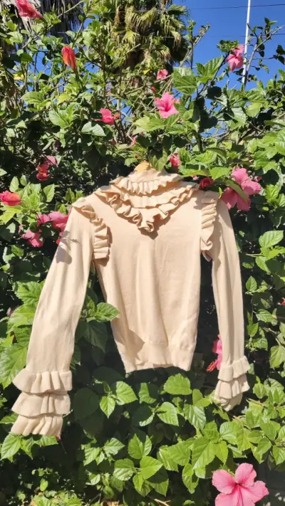 Sweater beige con volantes - miniatura 4
