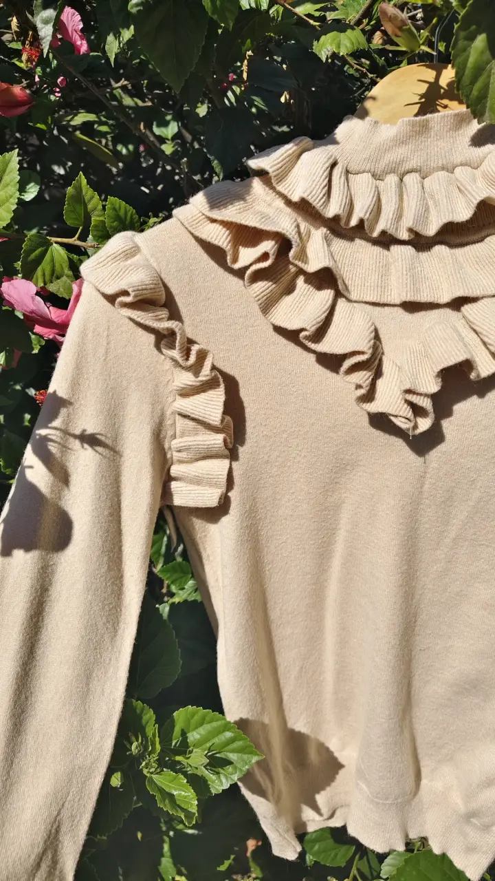 Sweater beige con volantes - 5