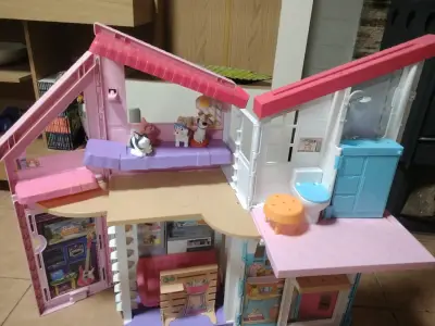Casa de muñecas excelente estado - miniatura 1