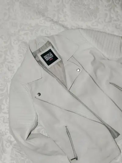 Chaqueta blanca estilo biker - miniatura 2