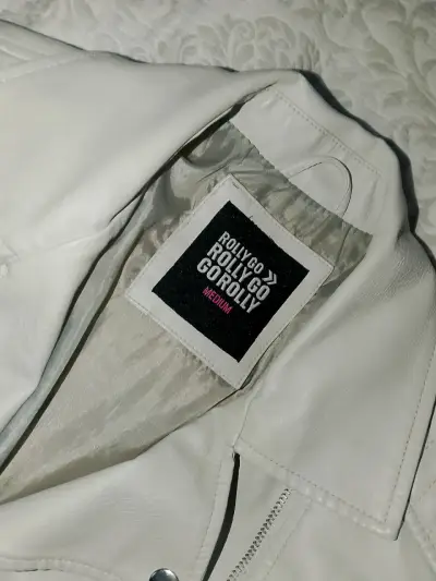 Chaqueta blanca estilo biker - miniatura 3
