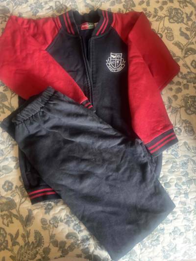 Conjunto deportivo escolar rojo y negro - miniatura 1