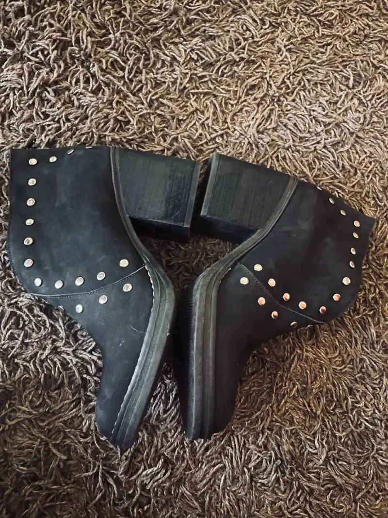 Botines negros con tachas - 2