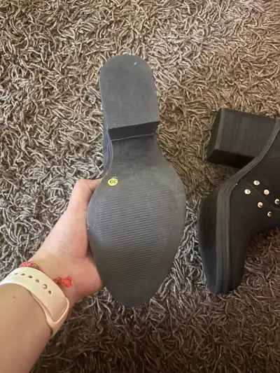 Botines negros con tachas - miniatura 3