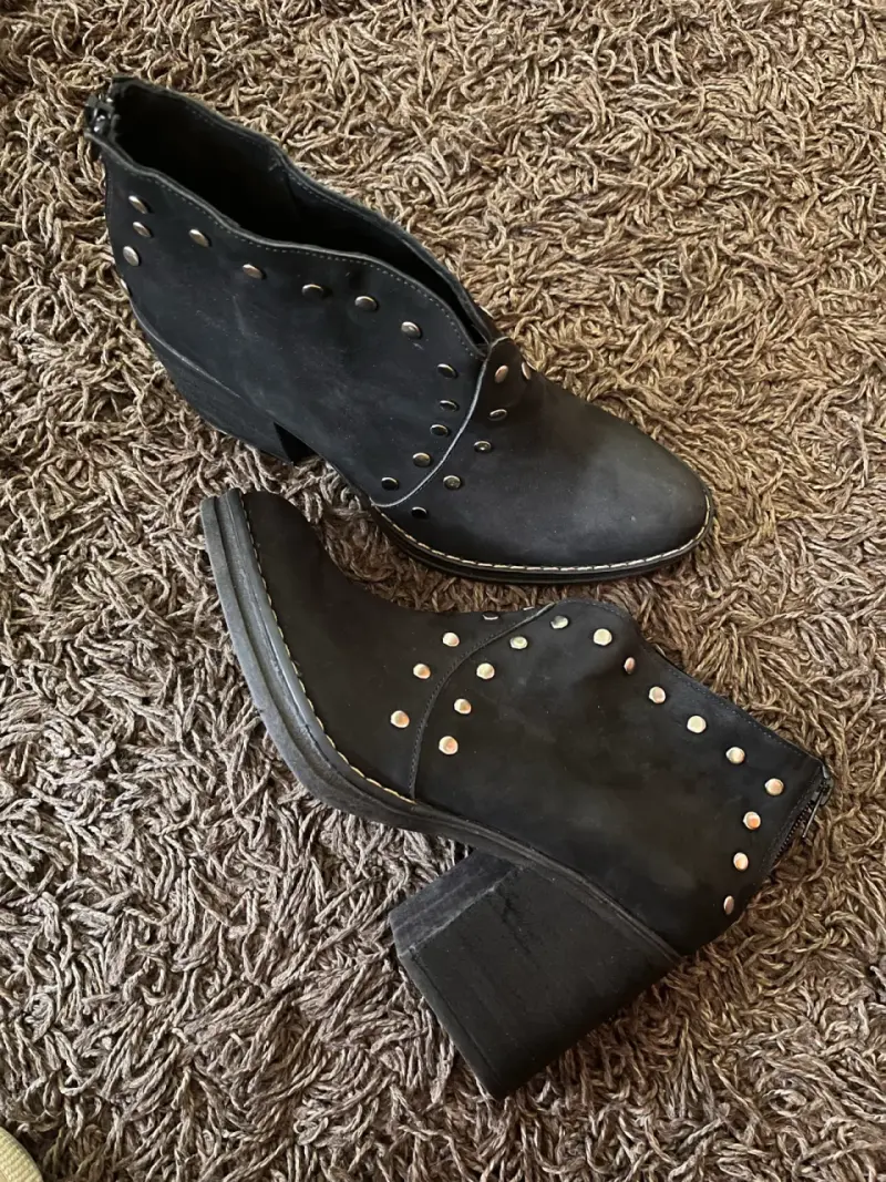 Botines negros con tachas - 5